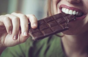 Manger du chocolat est agréable // Source : Eva-Katalin/Canva