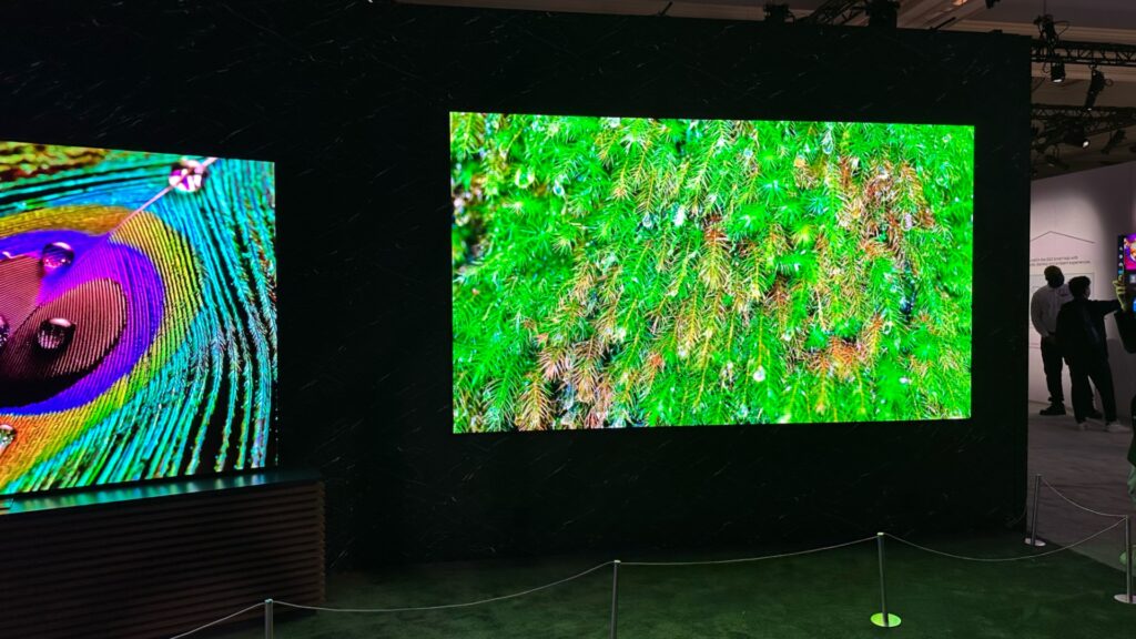 MicroLED is really impressive in person.  The picture is ultra-deep, bright and contrasty like OLED.  // Source: Numerama