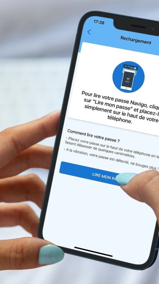App IDF Mobilités pour recharger le pass navigo // Source : Capture d'écran / mockup Canva