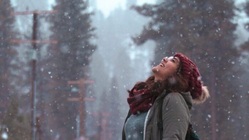 Une personne sous la neige // Source : Pexels