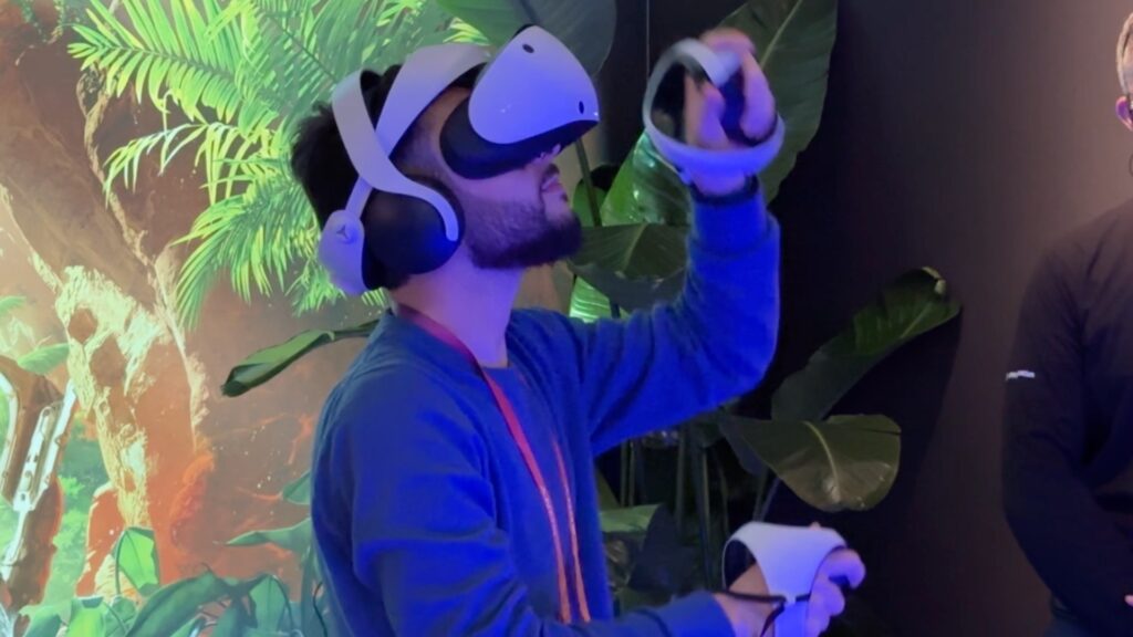 Le casque PS VR2 est assez gros mais s'adapte parfaitement à la vue de son utilisateur // Source : Numerama Le casque PS VR2 est assez gros mais s'adapte parfaitement à la vue de son utilisateur // Source : Numerama