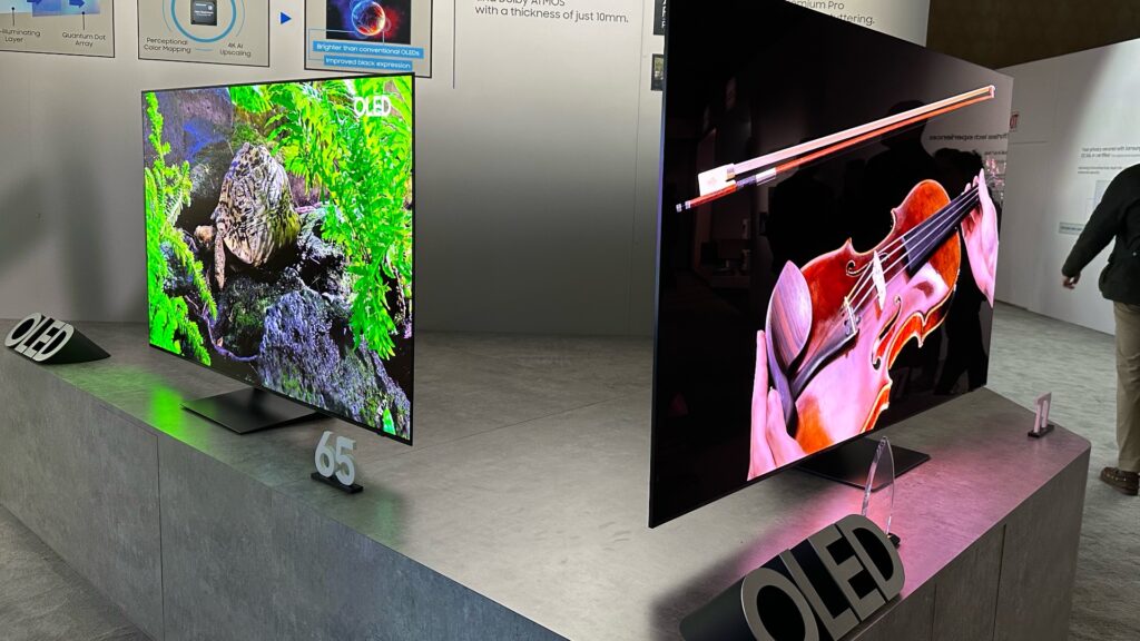 Deux téléviseurs OLED présentés par Samsung. // Source : Numerama