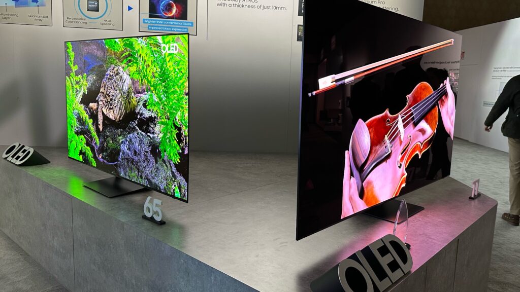 Deux téléviseurs OLED présentés par Samsung. // Source : Numerama Deux téléviseurs OLED présentés par Samsung. // Source : Numerama