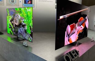 Deux téléviseurs OLED présentés par Samsung. // Source : Numerama
