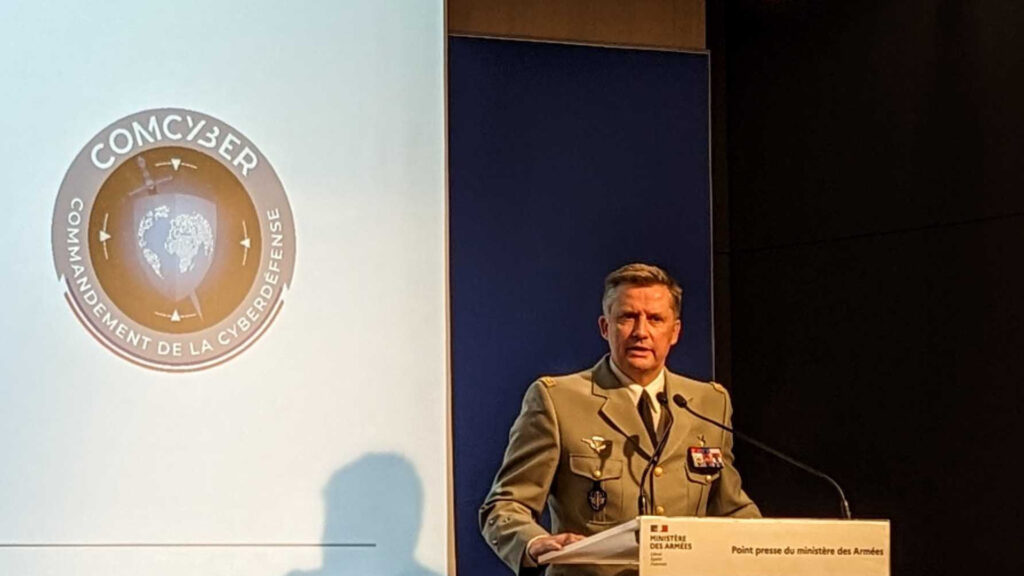 Le général Aymeric Bonnemaison, commandant de la cyberdéfense, lors de la conférence de presse du 12 janvier. // Source : Numerama Le général Aymeric Bonnemaison, commandant de la cyberdéfense, lors de la conférence de presse du 12 janvier. // Source : Numerama