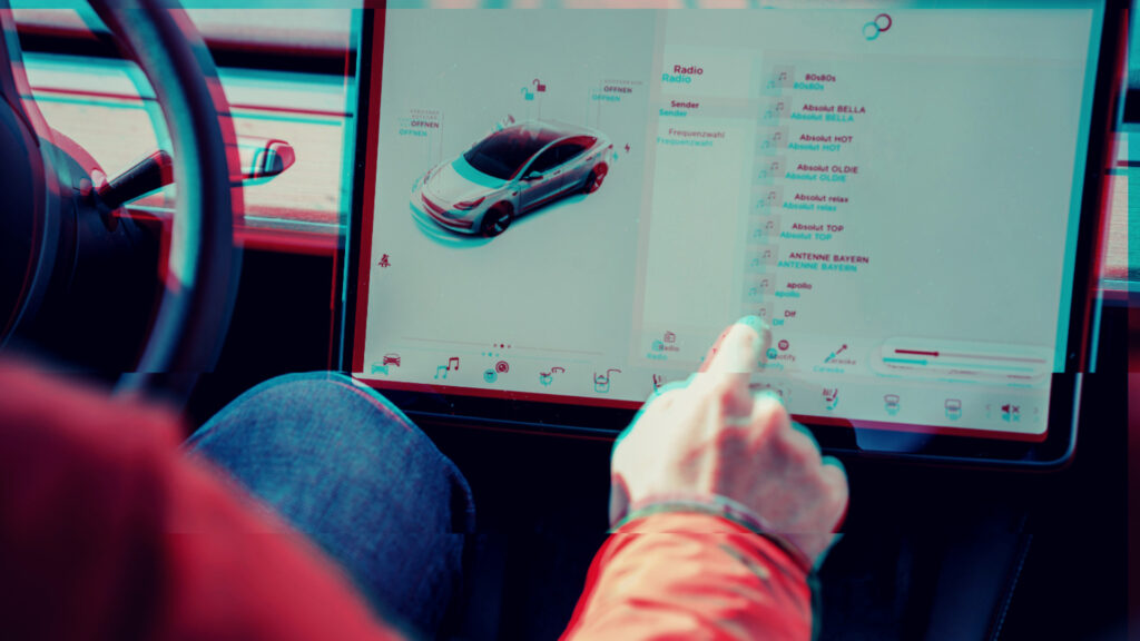Des Teslas sont déjà piratées chaque années lors de concours entre hackers. // Source : Malte Helmhold / Unsplash Des Teslas sont déjà piratées chaque années lors de concours entre hackers. // Source : Malte Helmhold / Unsplash