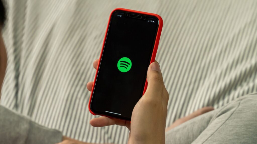 Spotify lays off 6% of its employees // Source: Canva