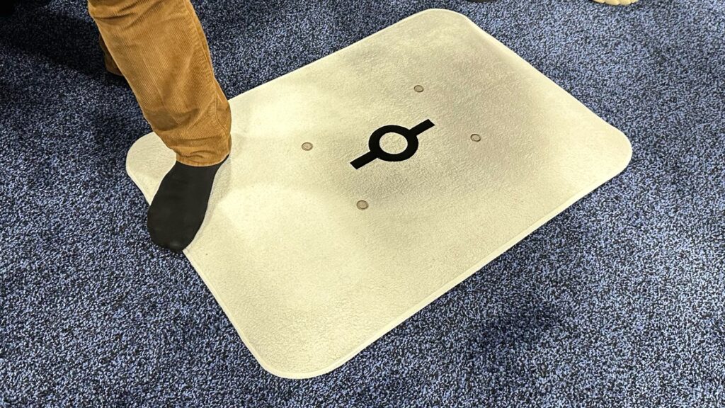 This bath mat is also a scale.  // Source: Numerama