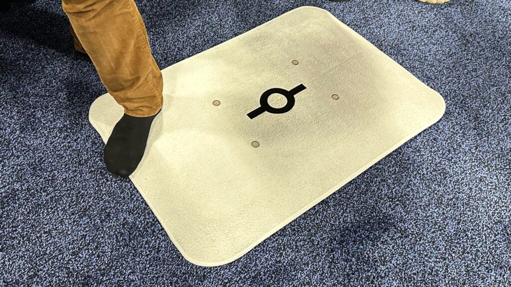 Ce tapis de bain est aussi une balance. // Source : Numerama Ce tapis de bain est aussi une balance. // Source : Numerama
