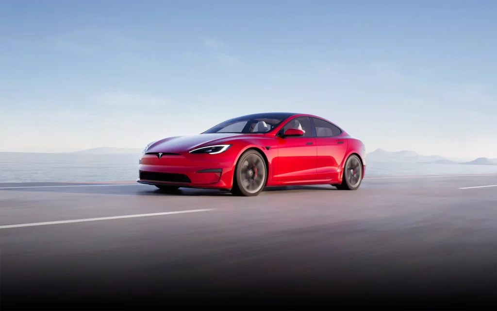 Tesla Model S Plaid 2022 rouge sur la route // Source : Tesla