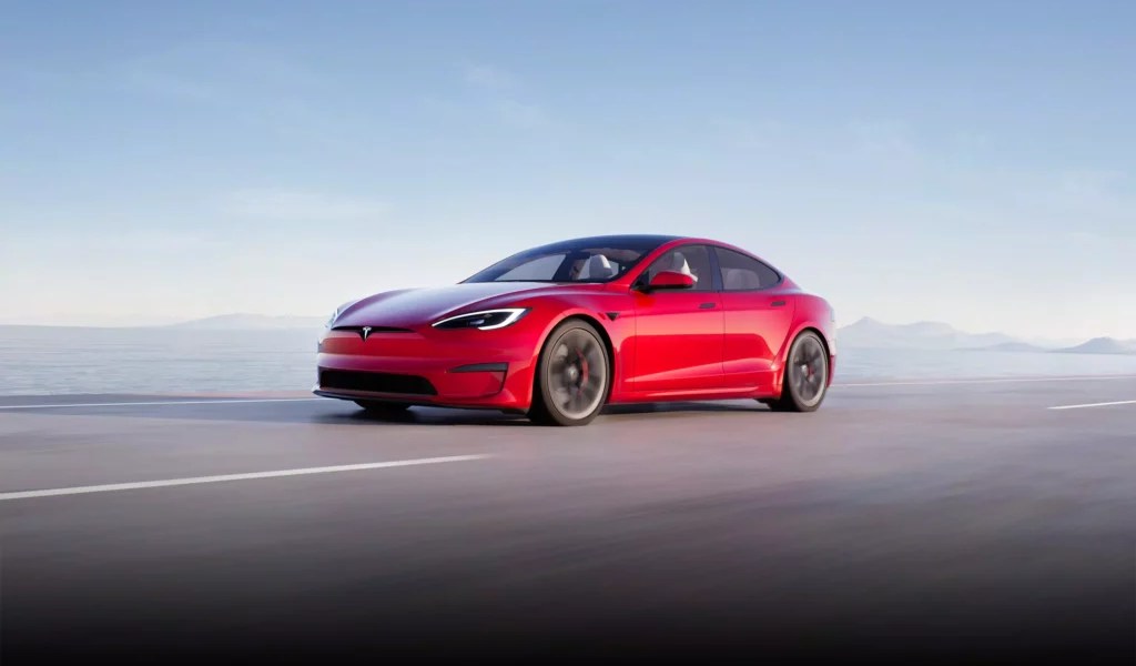 Tesla Model S Plaid 2022 rouge sur la route // Source : Tesla