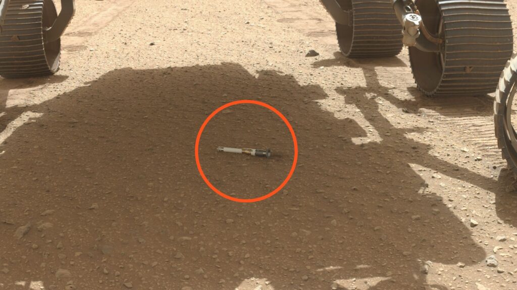 Le premier tube déposé sur Mars par Perseverance. // Source : NASA/JPL-Caltech/MSSS (photo recadrée et annotée)