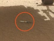 Le premier tube déposé sur Mars par Perseverance. // Source : NASA/JPL-Caltech/MSSS (photo recadrée et annotée)
