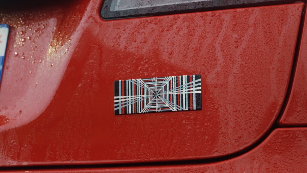 Logo Plaid sur la Tesla Model S Plaid // Source : Thomas Ancelle pour Numerama