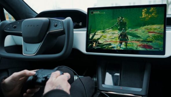 On joue à Elden Ring dans une Tesla Model S Plaid // Source : Thomas Ancelle pour Numerama On joue à Elden Ring dans une Tesla Model S Plaid // Source : Thomas Ancelle pour Numerama