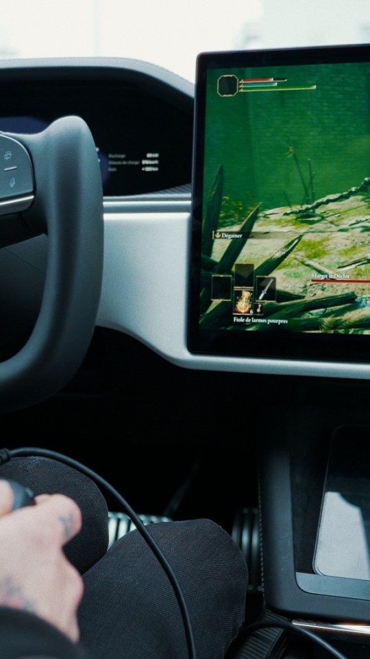 On joue à Elden Ring dans une Tesla Model S Plaid // Source : Thomas Ancelle pour Numerama