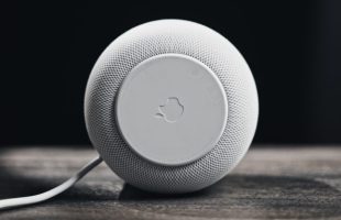 Le dessous du HomePod 2. // Source : Thomas Ancelle / Numerama