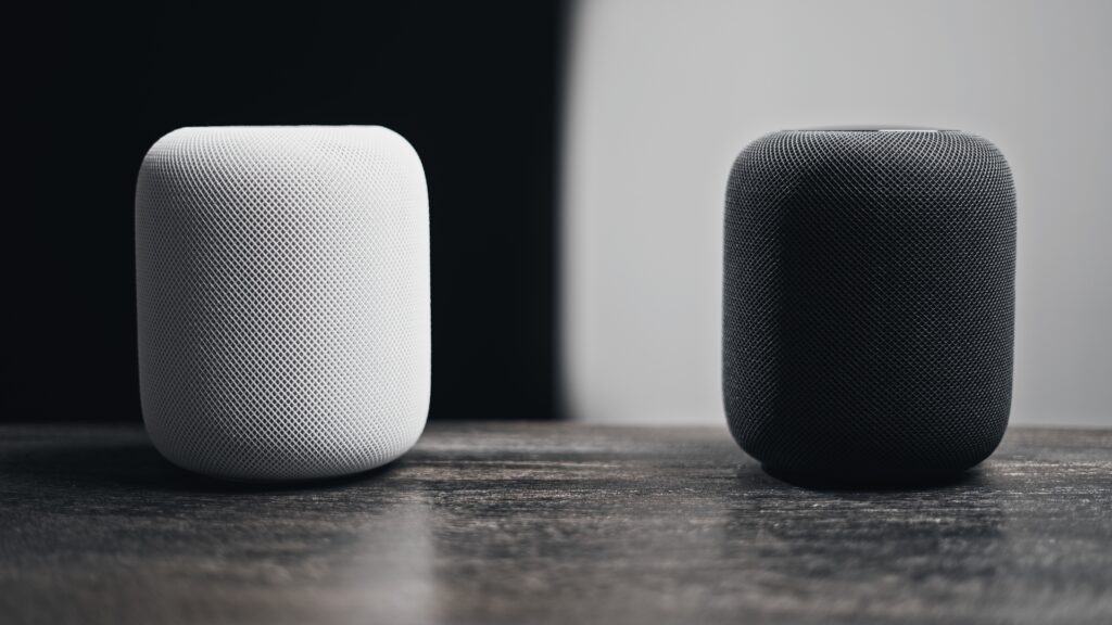 Pour créer une paire stéréo de HomePod, rien de plus simple. L'iPhone le suggère automatiquement à la configuration ou on peut le faire manuellement dans l'application Maison, en touchant « Créer une paire stéréo ». // Source : Numerama