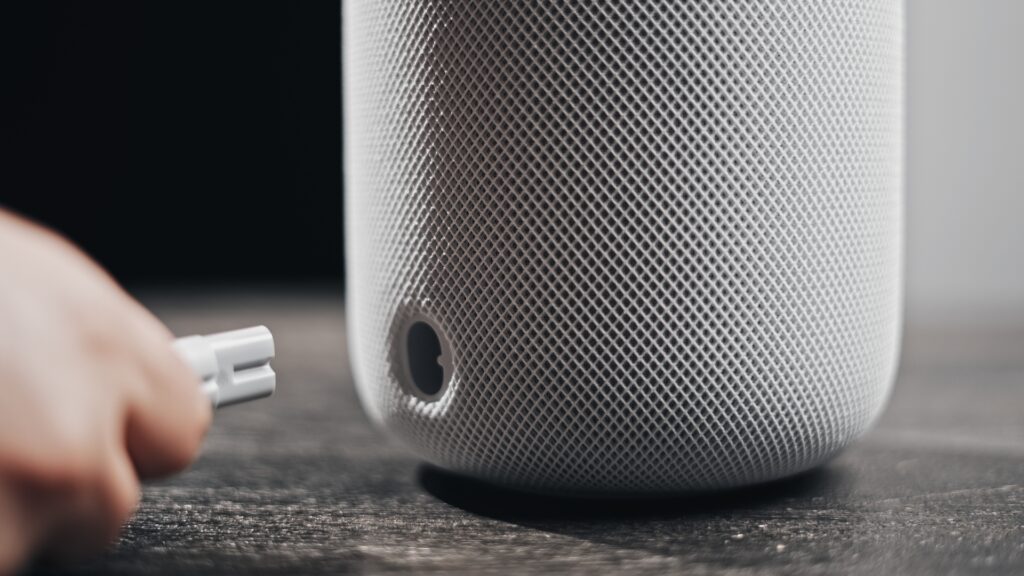 Apple a enfin compris que le câble d'une enceinte est plus pratique lors qu'il est amovible.  // Source : Thomas Ancelle / Numerama