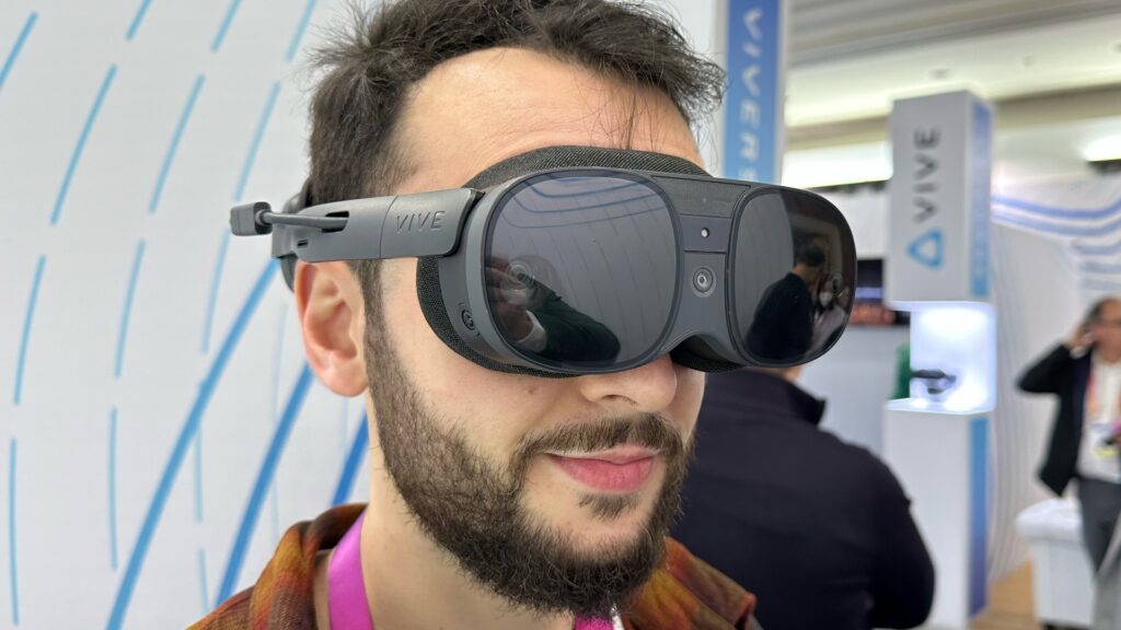 Le casque Vive XR Elite donne toujours un look bizarre. // Source : Numerama Le casque Vive XR Elite donne toujours un look bizarre. // Source : Numerama