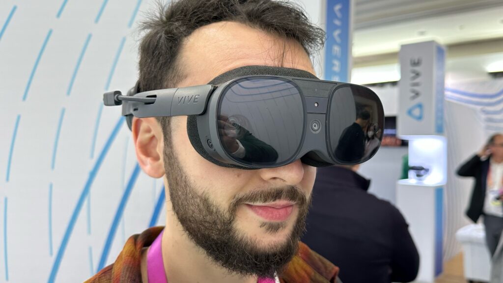 The Vive XR Elite headset still gives off a weird look.  // Source: Numerama