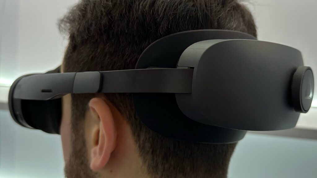 The Vive XR snags on the back, but can slip if it's not very tight.  // Source: Numerama