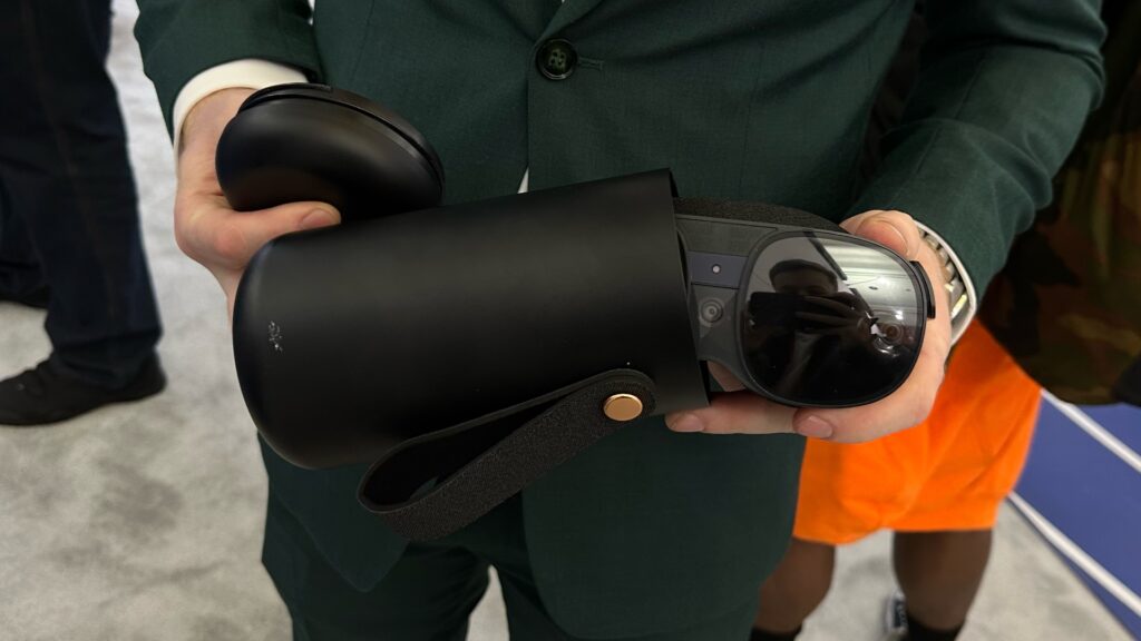 La boîte du Vive XR Elite est très facile à transporter. // Source : Numerama La boîte du Vive XR Elite est très facile à transporter. // Source : Numerama