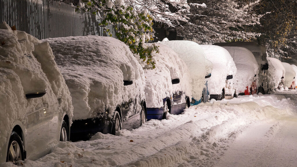Voiture sous la neige // Source : Qimono sur Pixabay Voiture sous la neige // Source : Qimono sur Pixabay