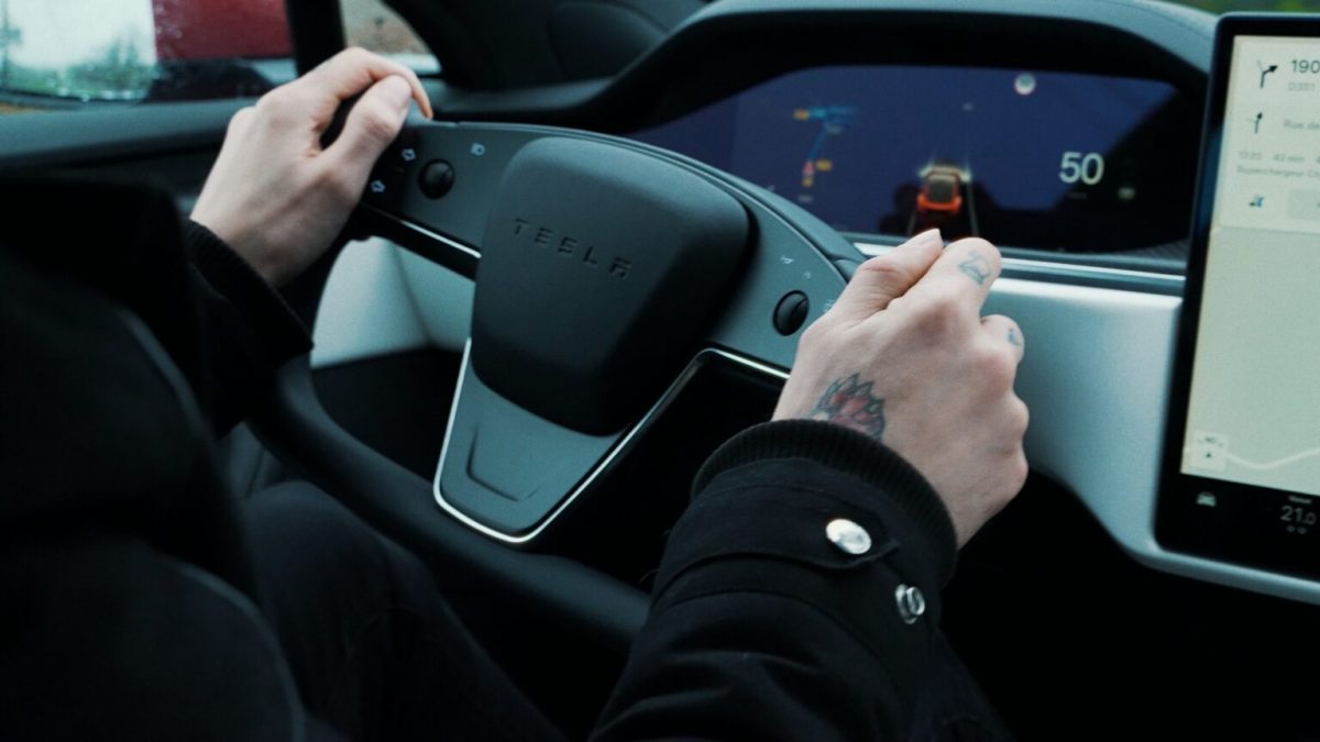 Le volant Yoke de la Tesla Model S Plaid // Source : Thomas Ancelle pour Numerama