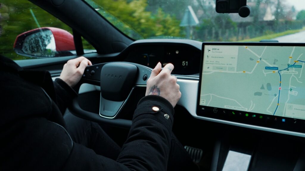 Tesla Model S Plaid yoke steering wheel // Source: Thomas Ancelle for Numerama