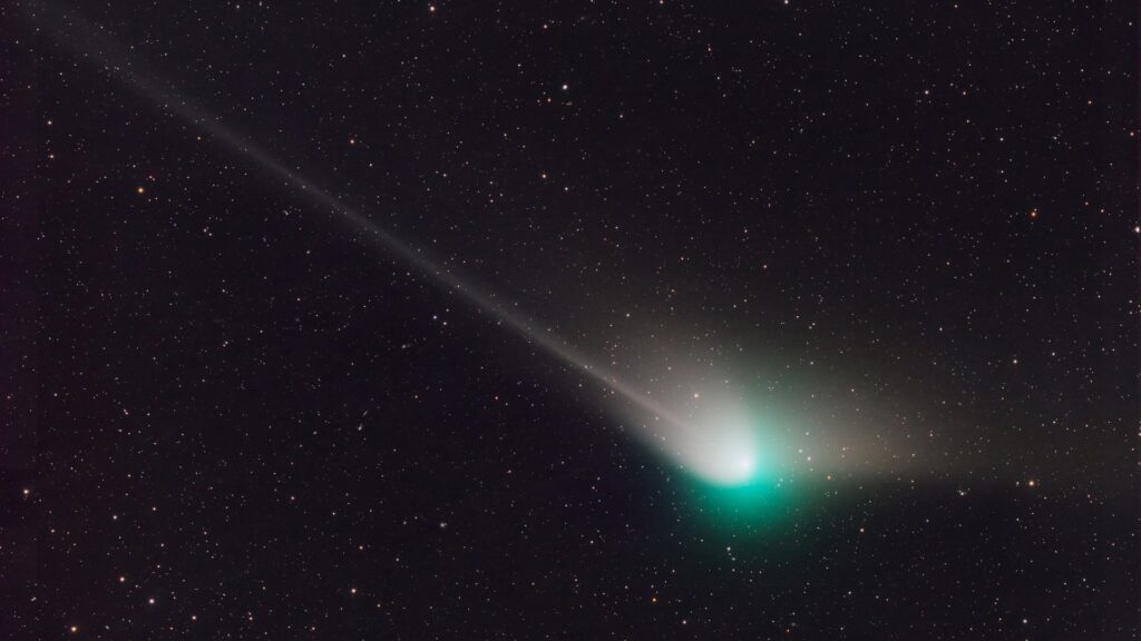 La comète ZTF, avec sa chevelure verte et sa queue de poussière blanche. // Source : Flickr/CC/Moshen Chan (photo recadrée)