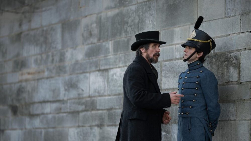 Christian Bale et Harry Melling dans The Pale Blue Eye // Source : Scott Garfield/Netflix