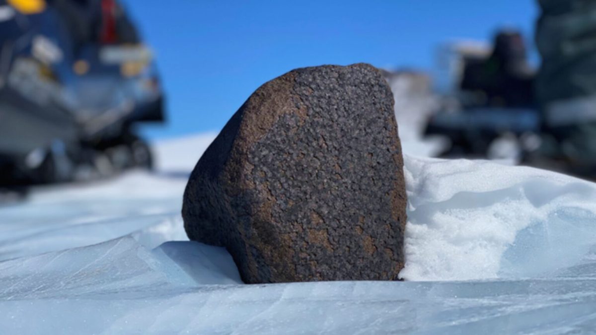 La météorite de 7,6 kg. // Source : ESA, Maria Valdes (photo recadrée)