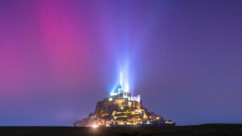 Aurores boréales au-dessus du Mont Saint-Michel. // Source : Via Twitter @mathieurivrin (photo recadrée)
