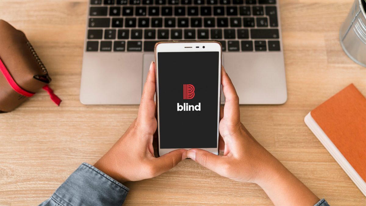 Blind. // Source : Montage Numerama - Photo par Freepik