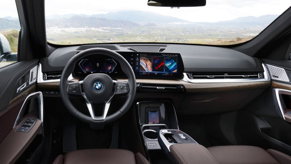 Place du conducteur dans la BMW iX1 // Source : BMW