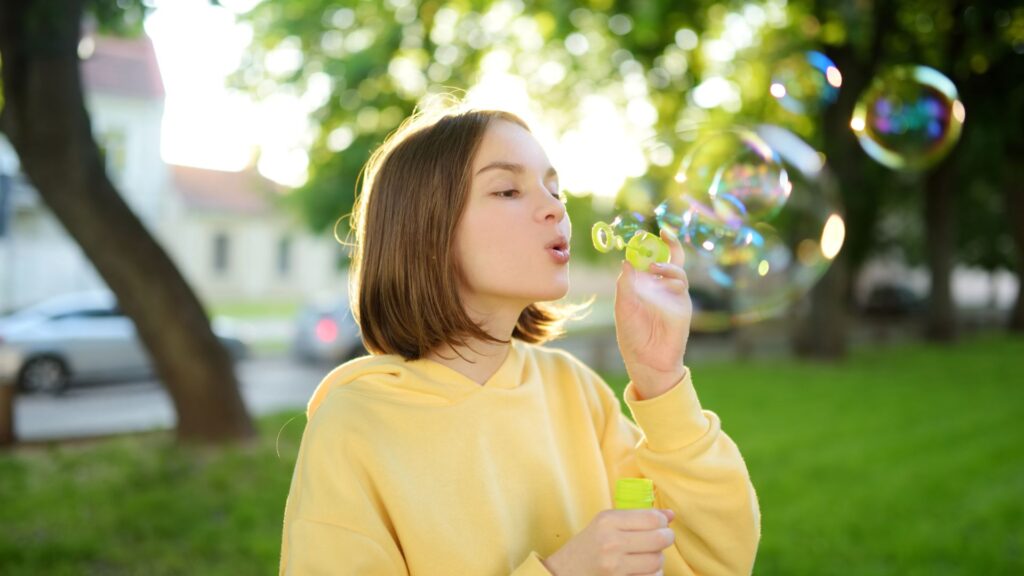 You have to put dishwashing liquid to make soap bubbles.  // Source: Canva