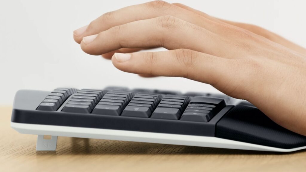 Clavier MK850 de Logitech vu de profil avec son repose poignet matelassé // Source : Logitech