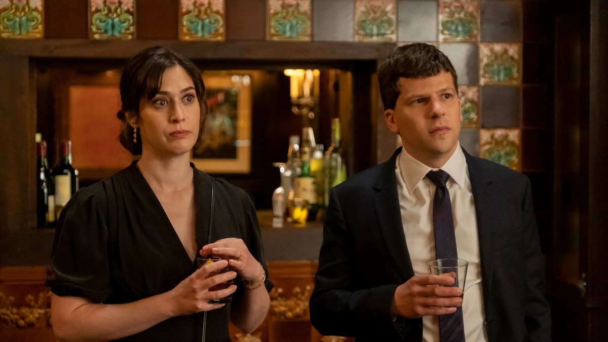 Lizzy Caplan (Libby) et Jesse Eisenberg (Toby), le meilleur duo d'Anatomie d'un Divorce // Source : Linda Kallerus/FX