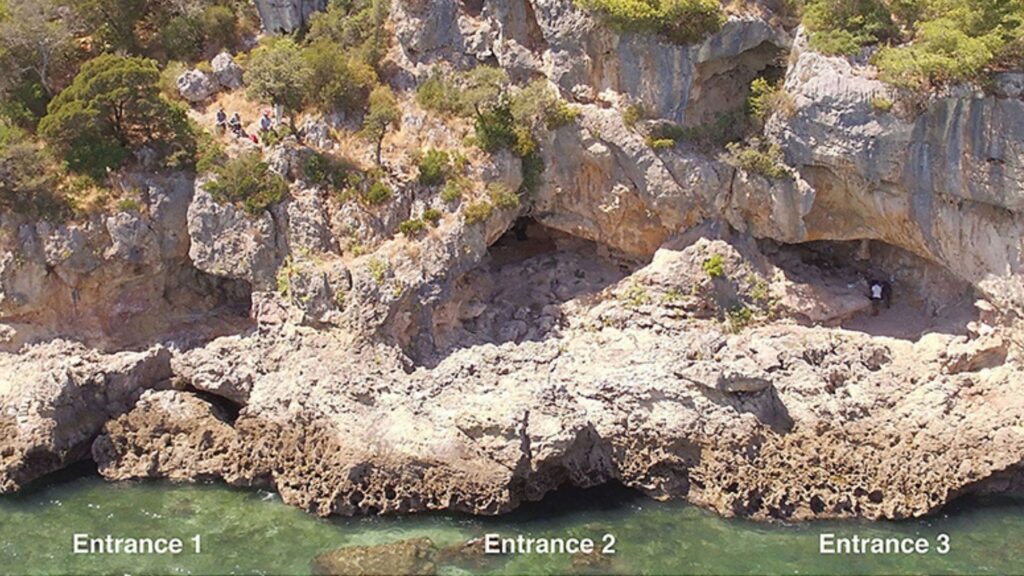 La grotte, autrefois habitée par Néandertal, où les restes de crustacés ont été découverts. // Source : FrontierSin, 8 février 2023