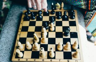 Le jeu d'échecs demande une prise de décision stratégique. // Source : Chase Clark sur Unsplash