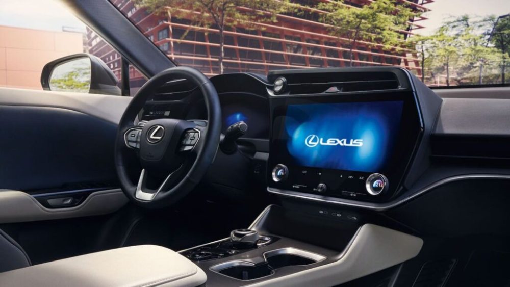 Tableau de bord et volant du SUV électrique de Lexus, le RZ 450e // Source : Lexus