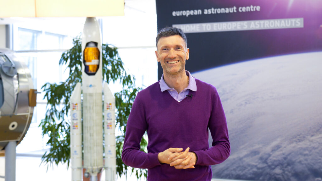 Lionel Ferra à l'entrée de l'ESA à Cologne // Source : Nino Barbey pour Numerama
