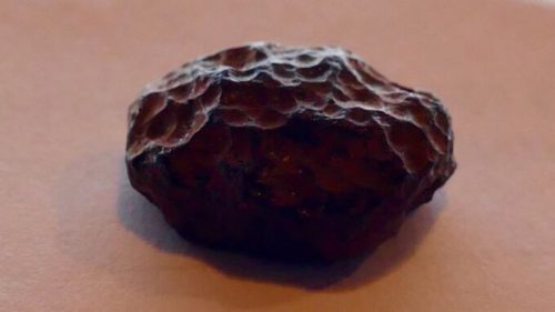 Une météorite. // Source : Flickr/CC/Les Chatfield (photo recadrée)