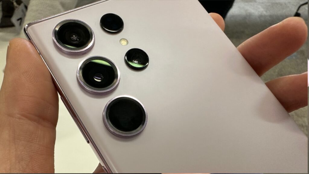 L'impressionnant module caméra du Galaxy S23 Ultra a déjà gagné la bataille de la polyvalence. Chaque module a son utilité. // Source : Numerama L'impressionnant module caméra du Galaxy S23 Ultra a déjà gagné la bataille de la polyvalence. Chaque module a son utilité. // Source : Numerama