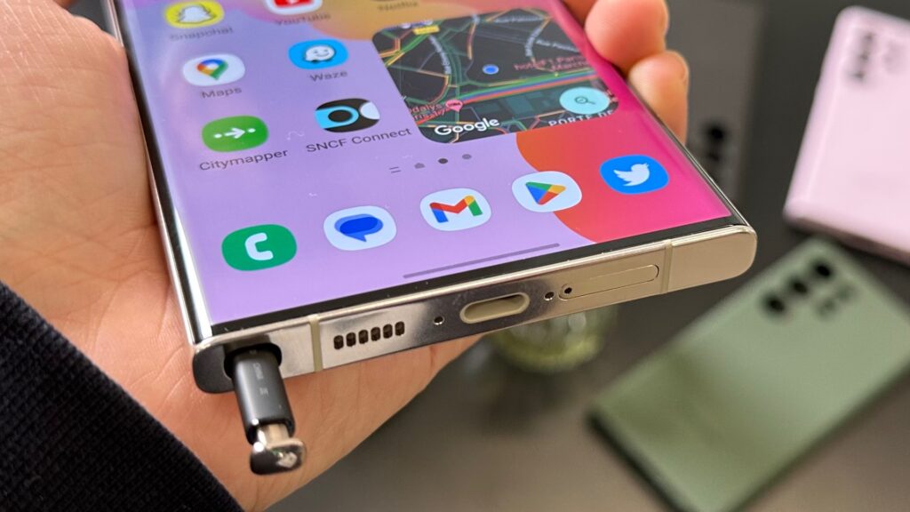 Le Galaxy S23 Ultra, en digne héritier du Galaxy Note, est le seul avec un stylet S-Pen. // Source : Numerama