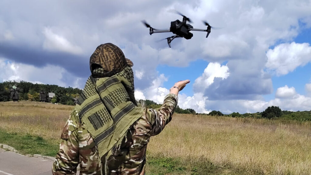 Un soldat ukrainien formé au pilotage de drone. // Source : Anton Frolov