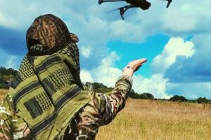 Un soldat formé au pilotage de drone. // Source : Anton Frolov Un soldat formé au pilotage de drone. // Source : Anton Frolov