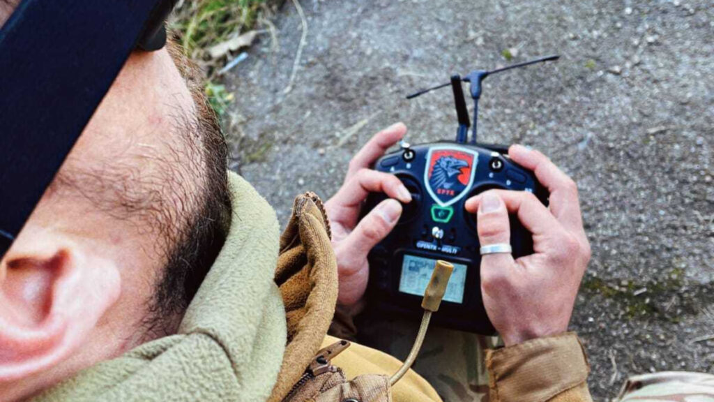 Un soldat est formé au pilotage de drone avec un casque de vue directe. // Source : Anton Frolov