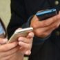 Des mains tiennent des smartphones // Source : Pxhere